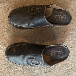 Lartiste nursing clogs